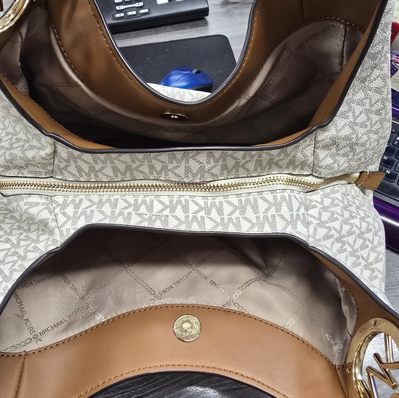 Michael kors purse...in like new condition - Picture 4 of 5
